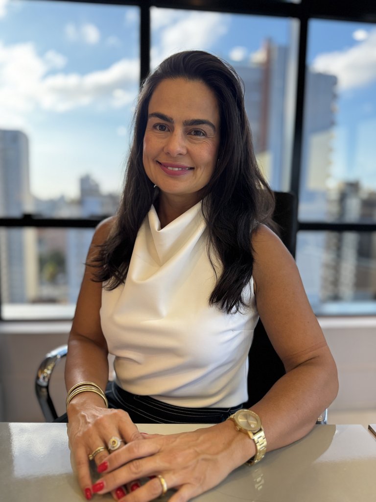 Dra. Flávia Tristão em ambiente de consultório em Curitiba.
