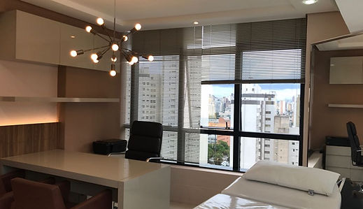 Ambiente do consultório vascular no Batel para apoio a agendamento e documentação.